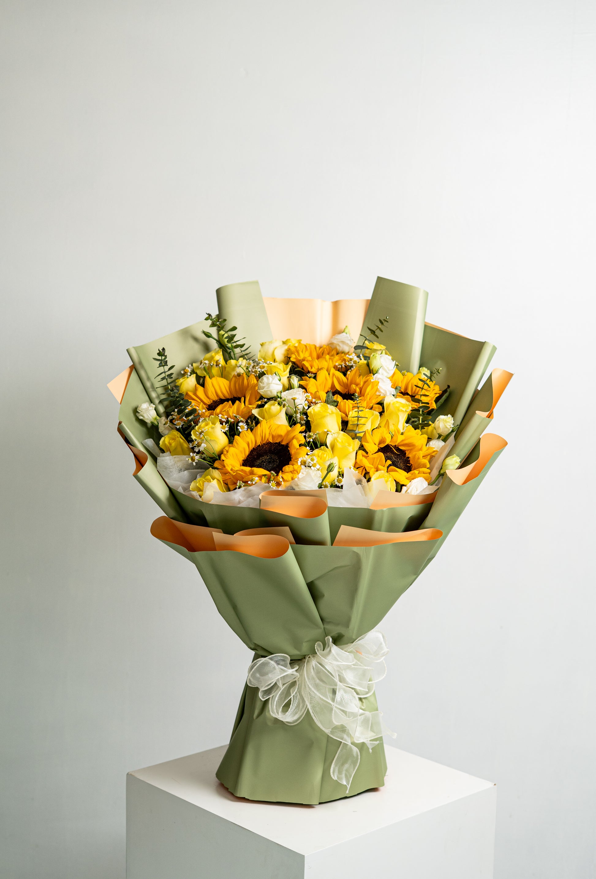 Sunny Radiance – Sunflower & Yellow Rose Bouquet
