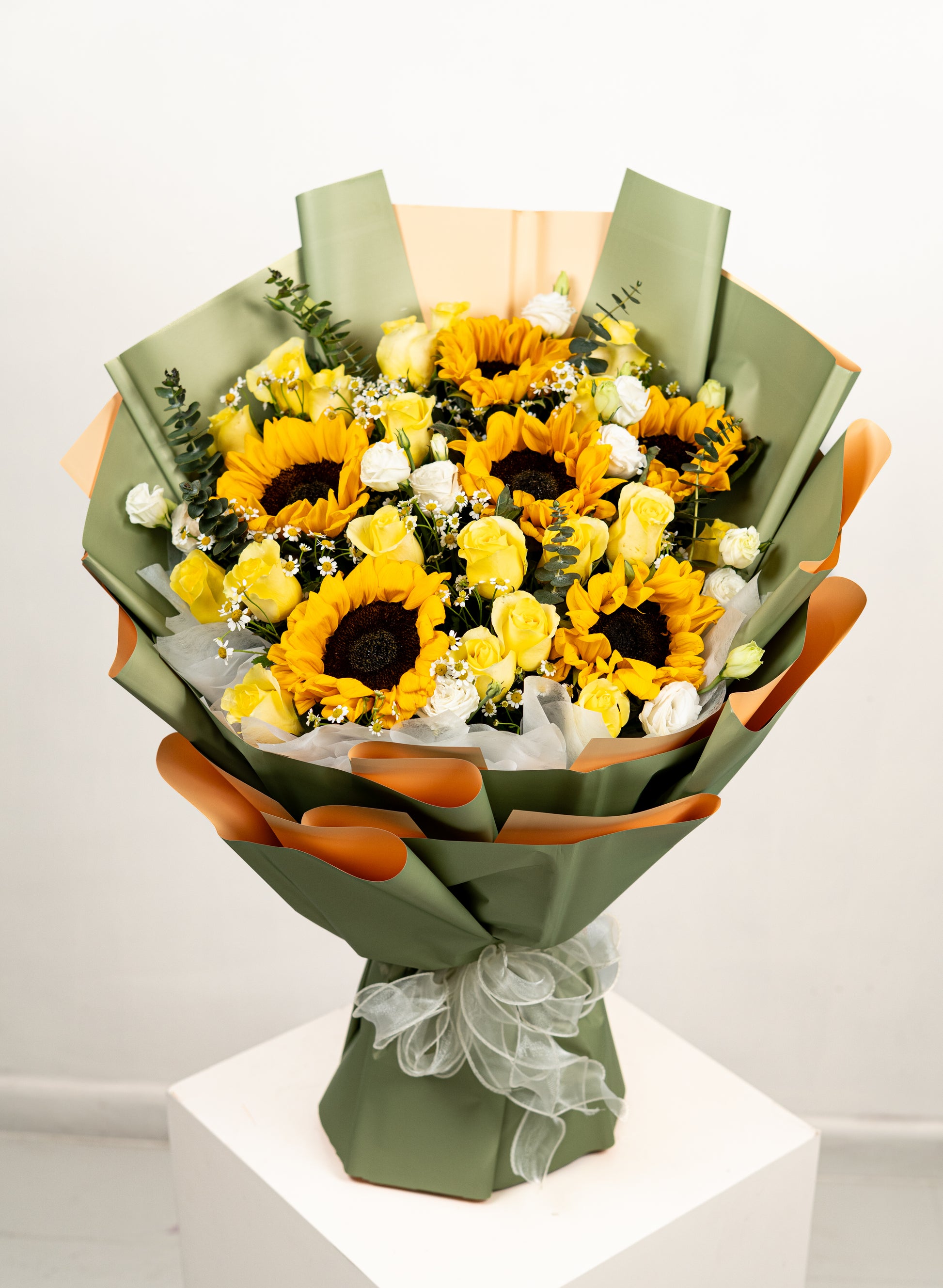 Sunny Radiance – Sunflower & Yellow Rose Bouquet