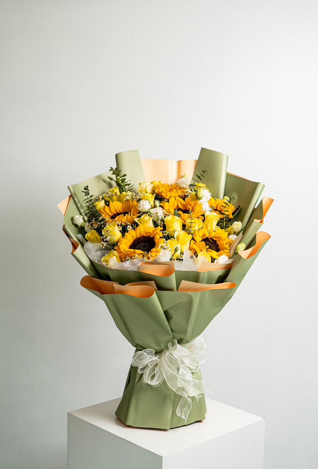 Sunny Radiance – Sunflower & Yellow Rose Bouquet