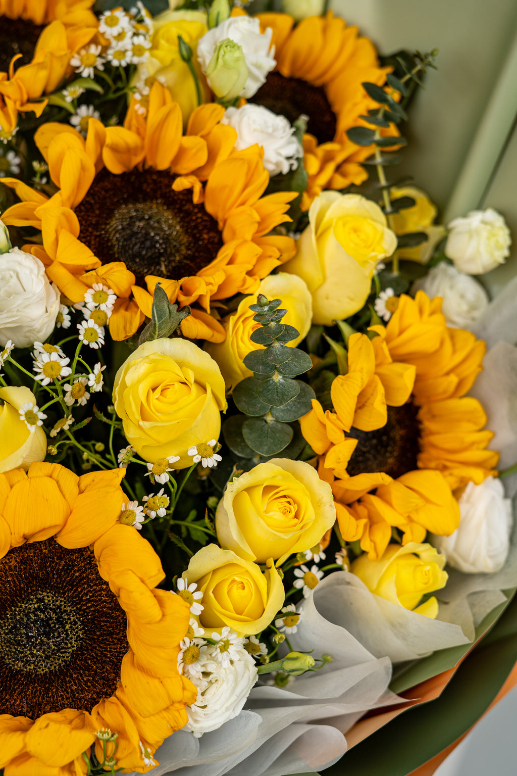Sunny Radiance – Sunflower & Yellow Rose Bouquet