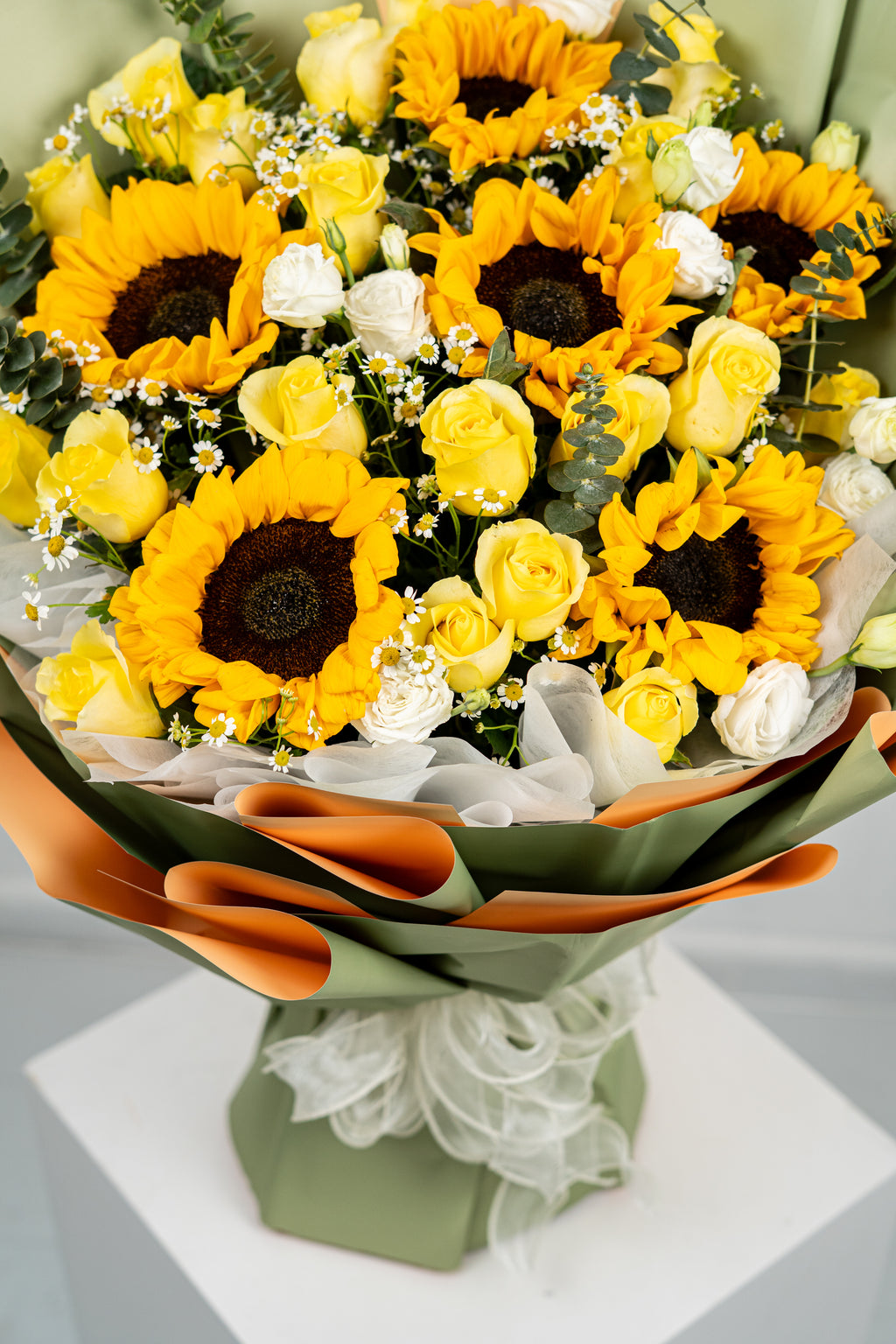 Sunny Radiance – Sunflower & Yellow Rose Bouquet